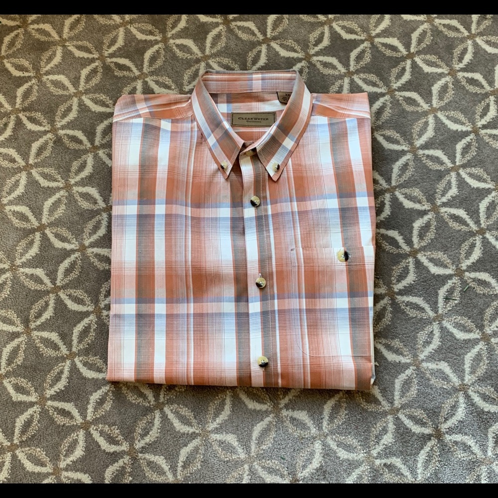 Men’s casual button down short sleeve shirt.